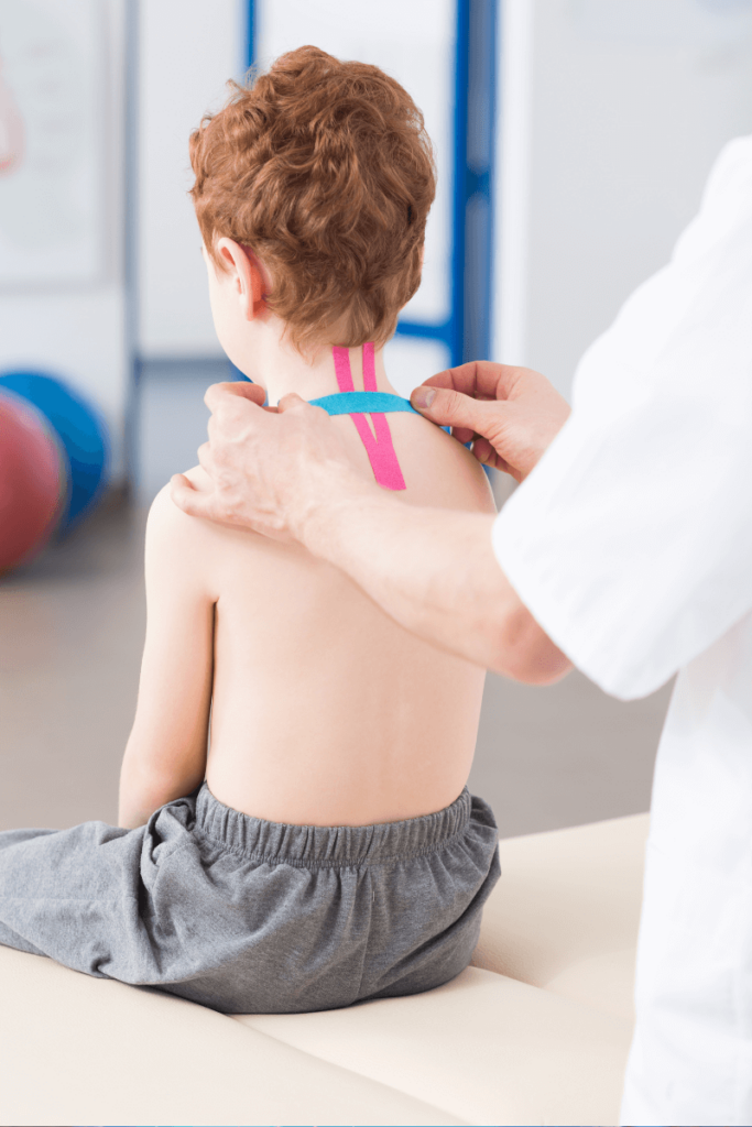 naklejanie tapów na plecy małego chłopca