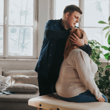 Fizjoterapeuta Łukasz Kusowski ćwiczący z pacjentem