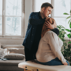 Fizjoterapeuta Łukasz Kusowski trenujący z pacjentem