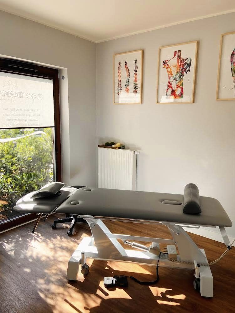 Łóżko fizjoterapeutyczne w gabinecie fizjoterapii 