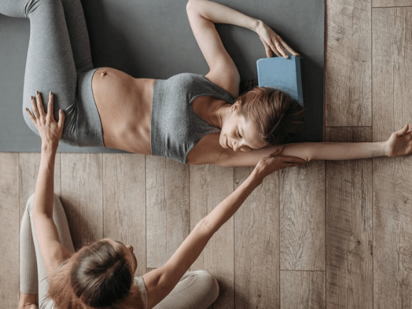 Fizjoterapia w ciąży- kobieta w ciąży ćwicząca z fizjoterapeutą