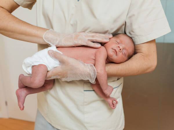 asymetria niemowląt